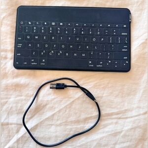 Logitech Keys-To-Go Wireless Keyboard & charger